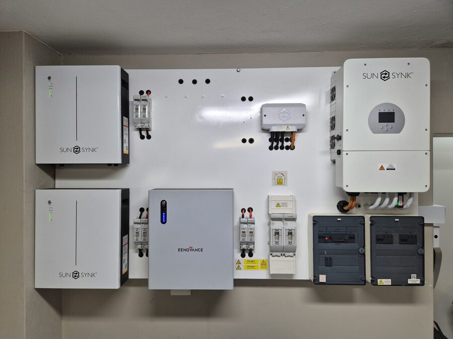 Quadro elétrico com inversores solares, proteções e contadores