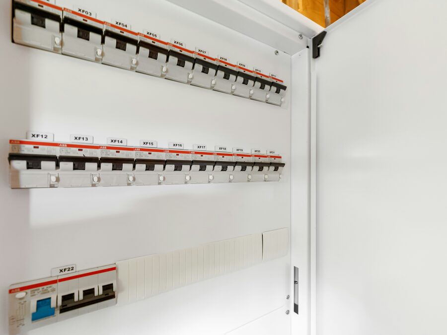 Quadro de distribuição elétrica com disjuntores e barramentos organizados