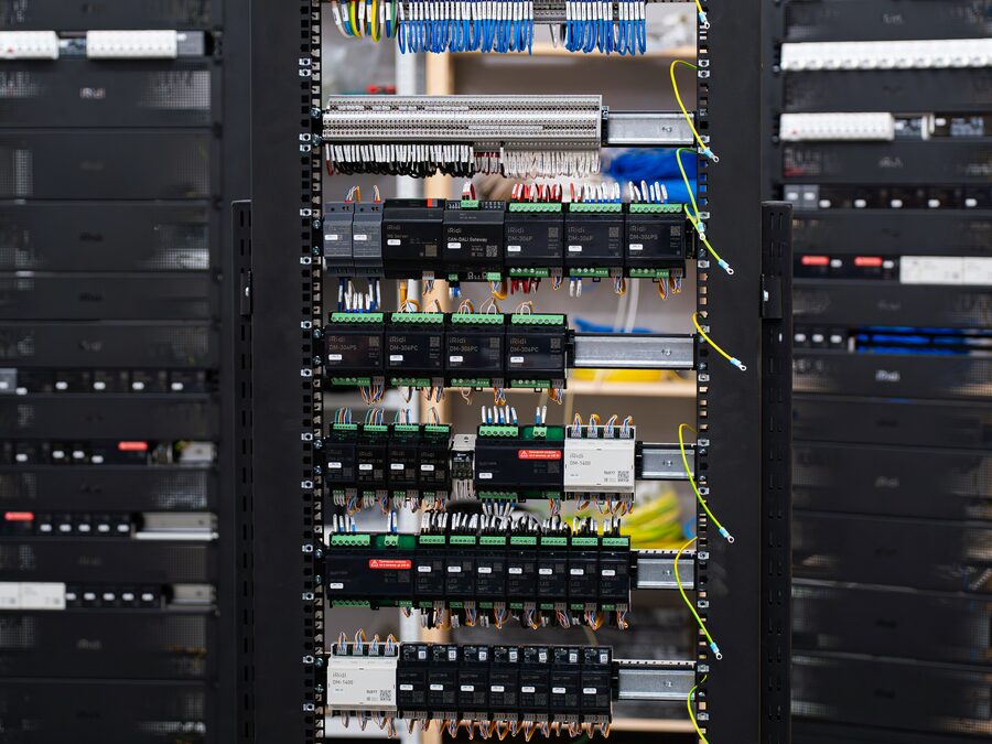 Rack de rede com cabos de dados e equipamentos de comunicações