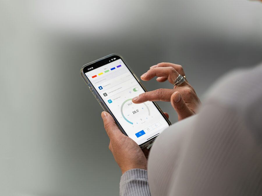 Aplicação de domótica a controlar a iluminação pelo telemóvel