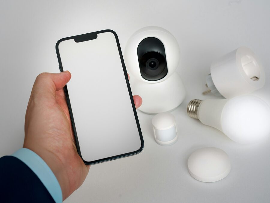 Câmara de vigilância e lâmpadas inteligentes controladas por aplicação