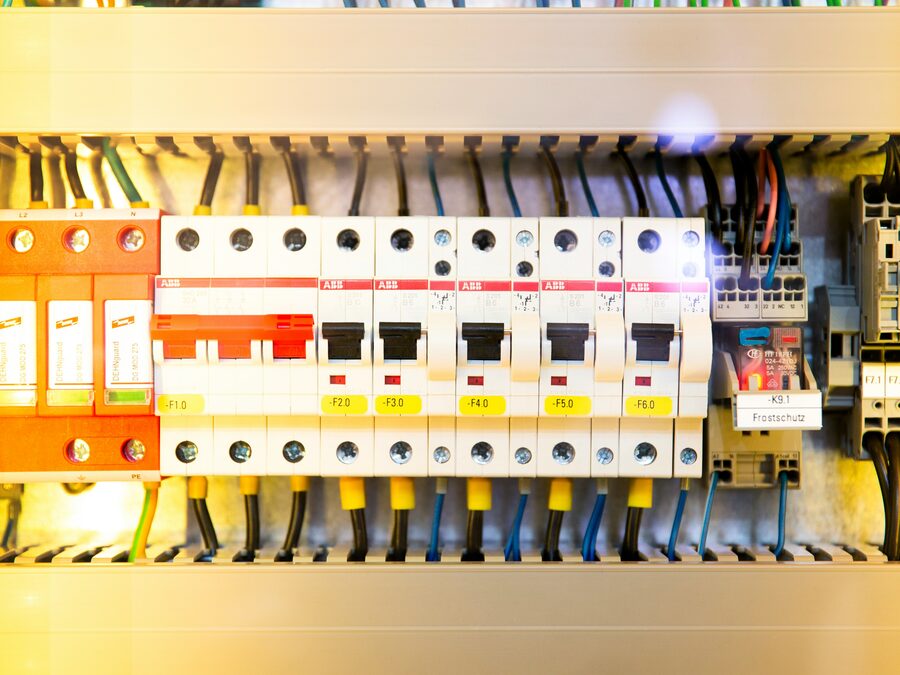 Quadro elétrico com disjuntores diferenciais e cablagem técnica