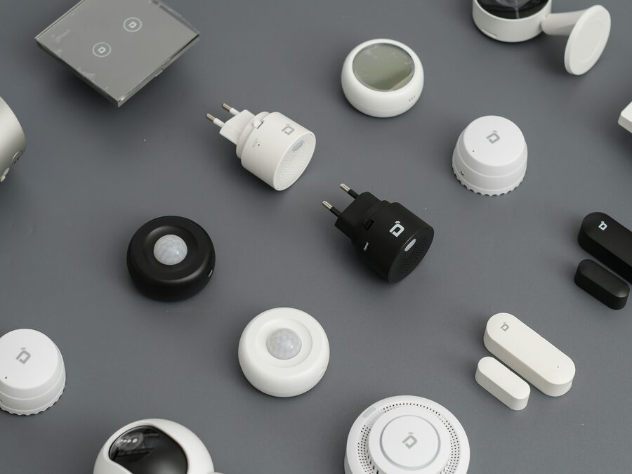 Conjunto de dispositivos de domótica: sensores, tomadas e interruptores inteligentes